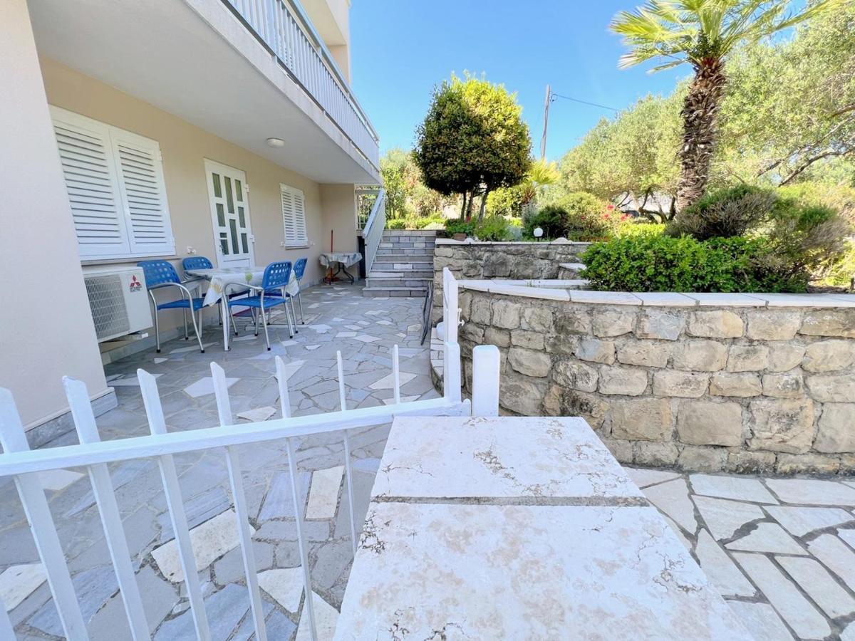 Miramar Gardenn Apartmment Banjol エクステリア 写真